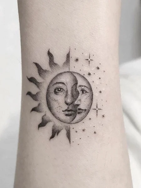 Tatuaje significativo de sol, luna y estrellas