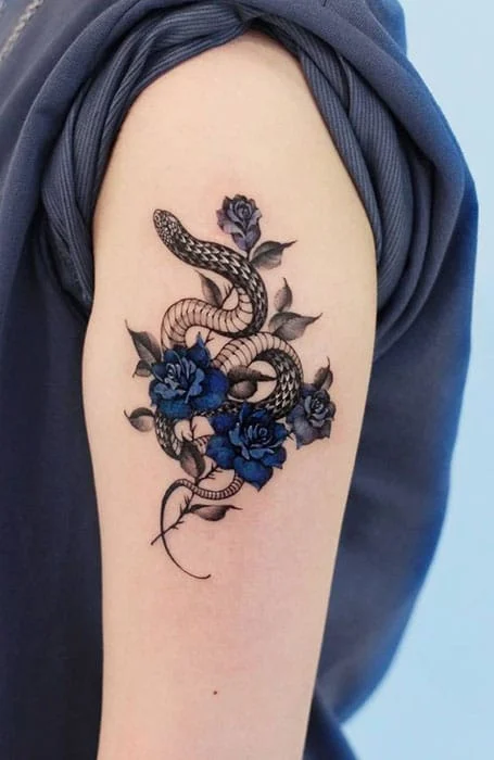 Tatuajes de serpiente y rosa
