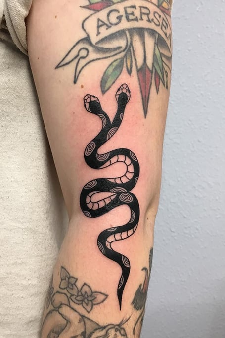 Tatuaje de serpiente de dos cabezas