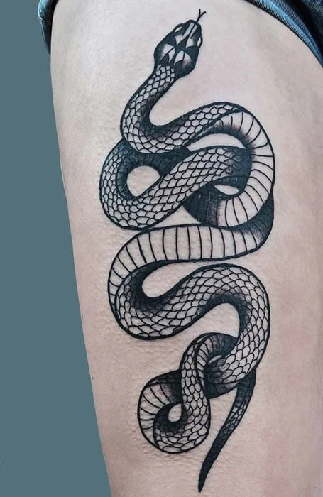 Tatuaje de serpiente mamba negra