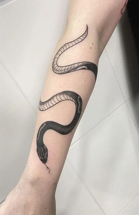 Tatuaje alrededor del brazo de serpiente envuelta 