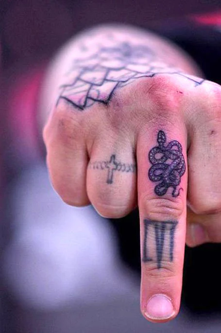 Tatuaje de serpiente en el dedo 