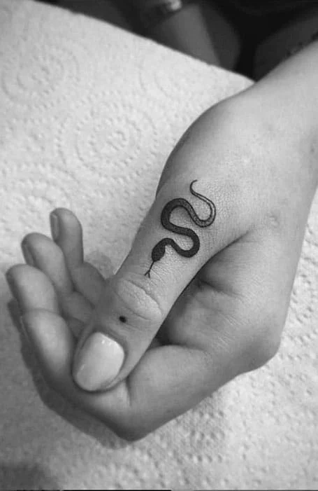 Tatuaje de serpiente en el dedo -2