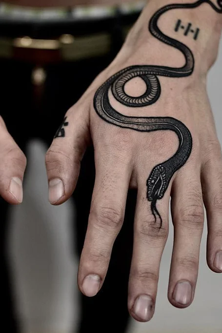 Tatuaje de serpiente en la mano -2