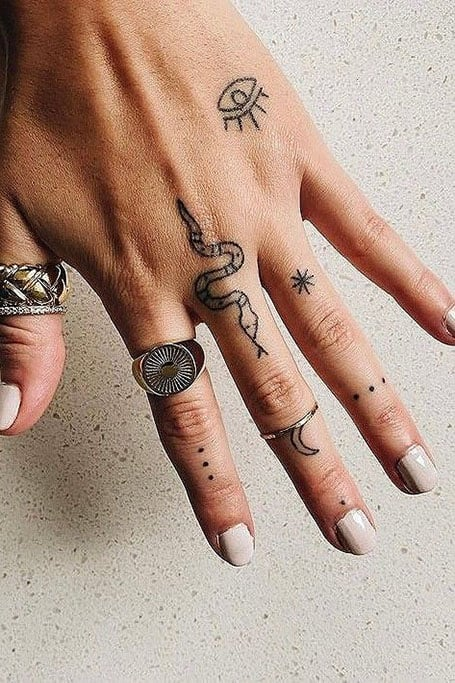 Tatuaje de serpiente en la mano -1