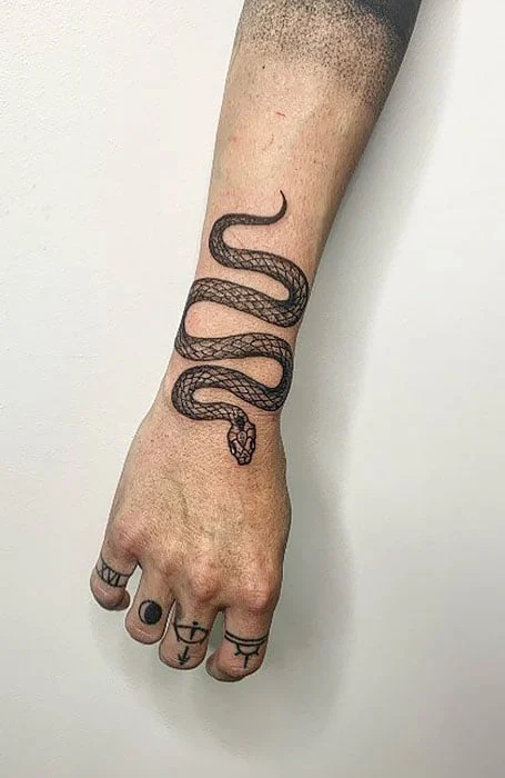Tatuajes de serpiente en la muñeca-2