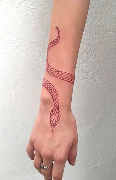 Tatuajes de serpiente en la muñeca