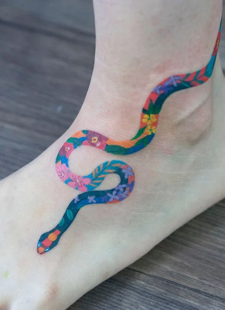 Tatuajes de serpiente en el tobillo
