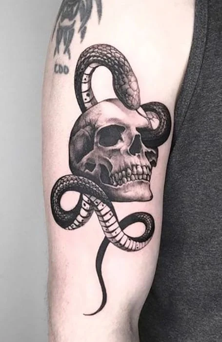 Tatuajes de serpiente y calavera