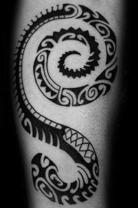 Tatuaje de serpiente tribal tradicional-1