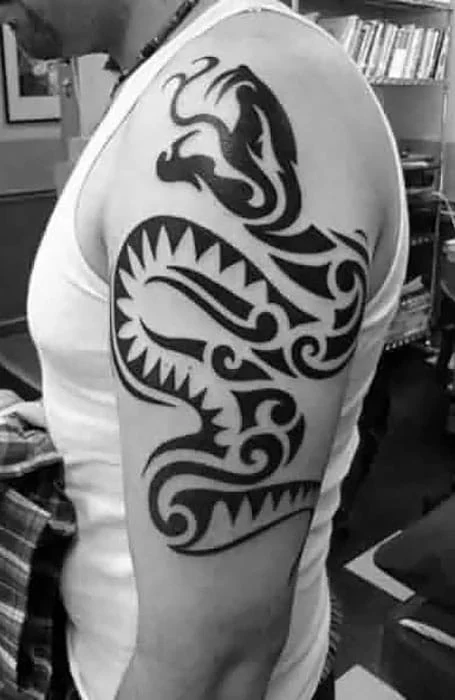 Tatuaje de serpiente tribal tradicional