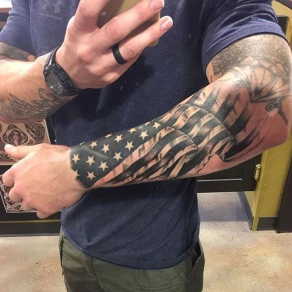 Tatuajes en la manga de la bandera estadounidense