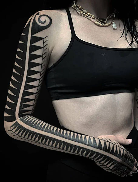 Tatuaje tribal en la manga para mujeres