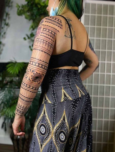 Tatuaje tribal en la manga