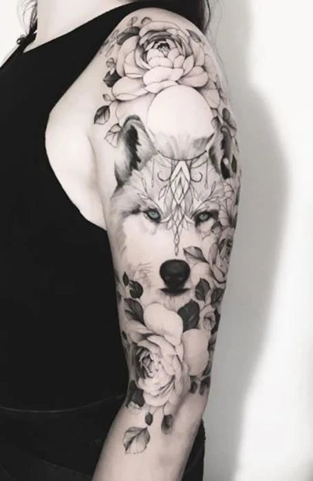 Tatuaje de manga de lobo