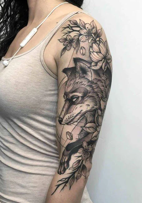 Tatuaje de manga de lobo para mujeres