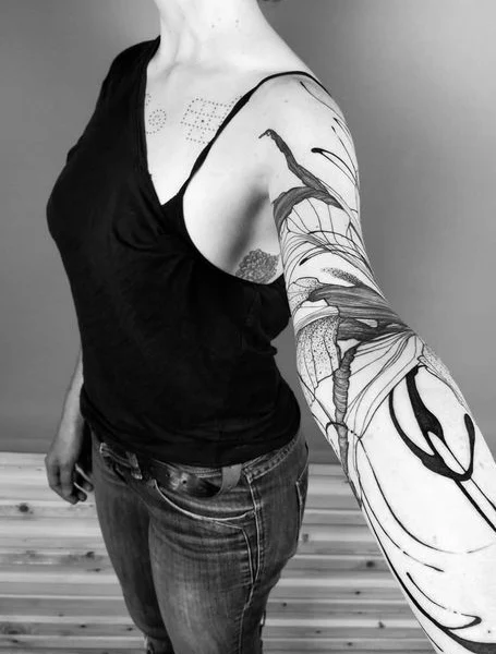 Tatuaje de manga abstracto para mujeres