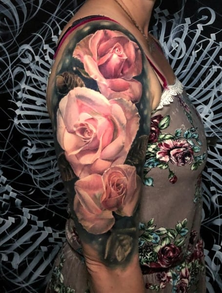 Tatuaje de media manga de rosa para mujeres