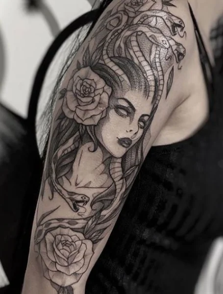 Tatuaje de manga de Medusa para mujeres