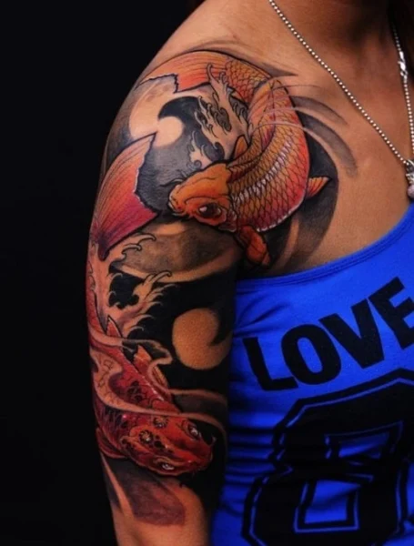 Tatuaje de manga de pez koi para mujeres
