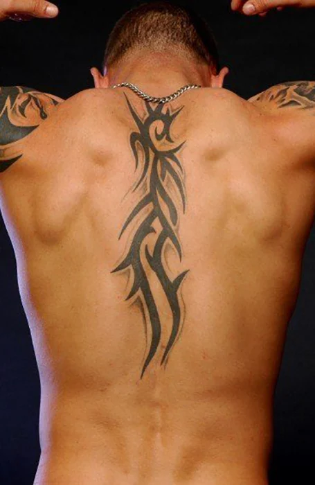 Tatuaje tribal en la espalda 