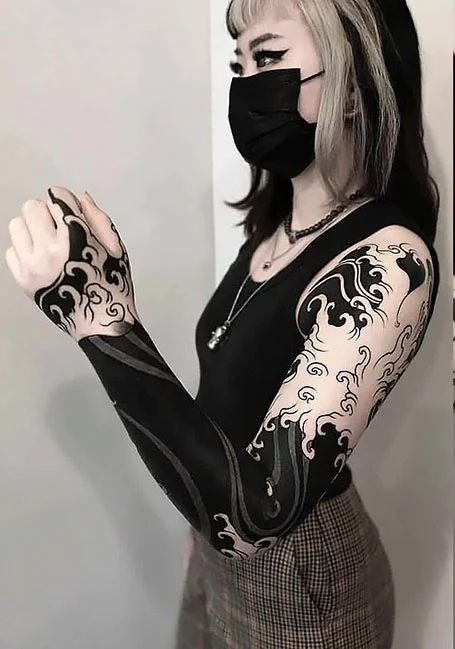 Tatuaje de manga negra para mujeres