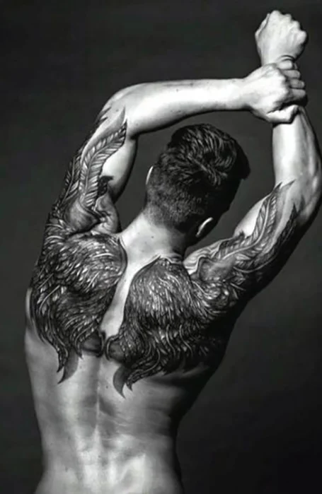 Tatuaje de alas en la espalda