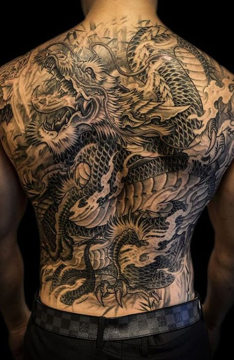 Tatuaje de dragón en la espalda