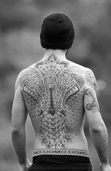 Tatuaje geométrico en la espalda