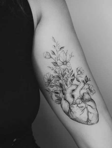 Tatuaje anatómico del corazón