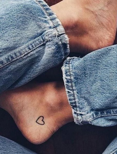 Tatuaje de contorno simple de corazón