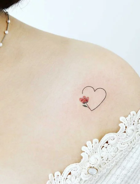 Tatuaje de flor de rosa y corazón