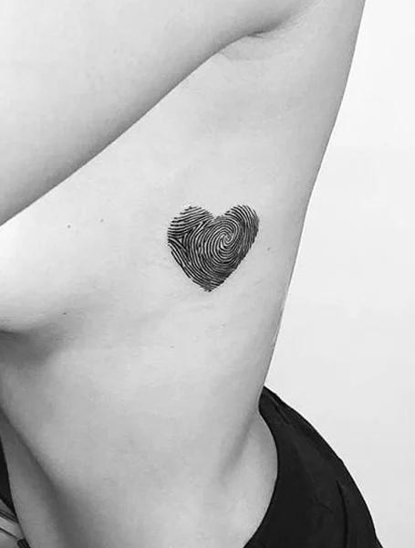 Tatuaje de corazón con huella digital