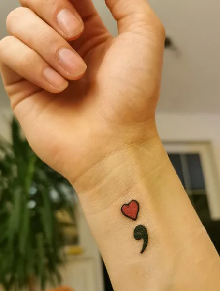 Tatuaje de corazón de punto y coma
