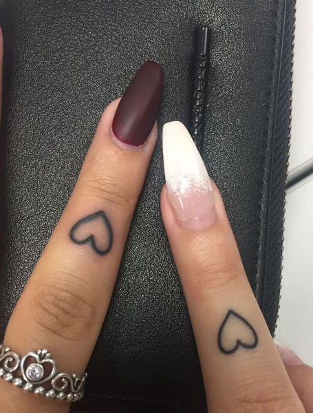Tatuaje del dedo del corazón