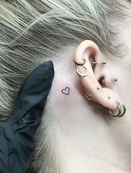 Tatuaje de corazón detrás de la oreja