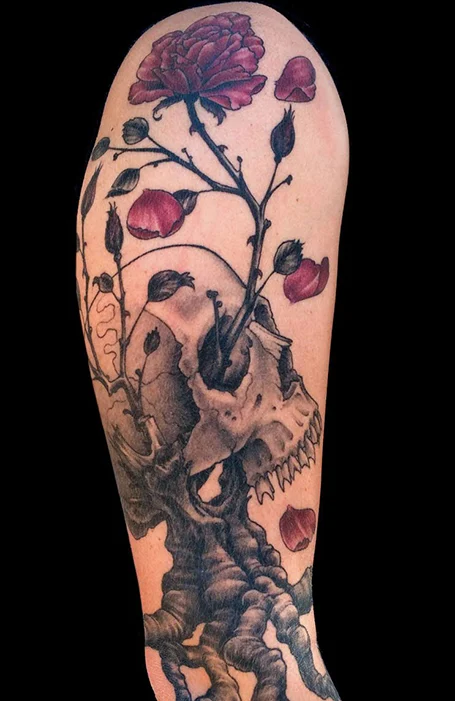 Tatuaje de calavera y flor