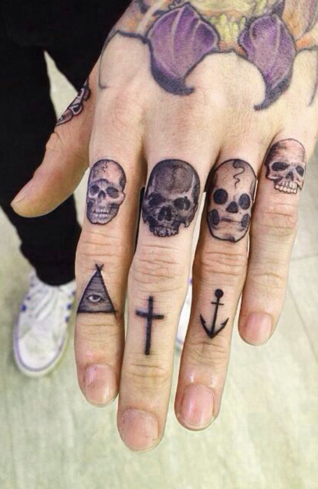 Tatuajes de calavera en el dedo para hombres