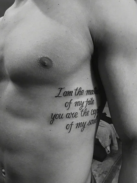 Tatuaje de letras para hombres