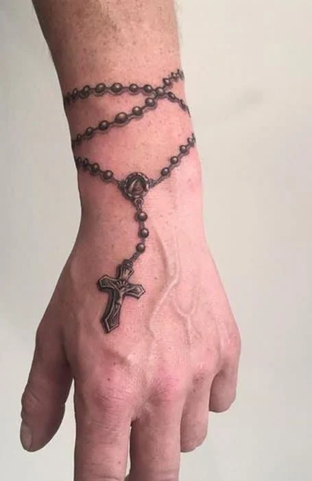Tatuaje cruzado para hombres