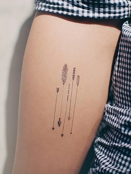 Tatuaje de flecha para hombres