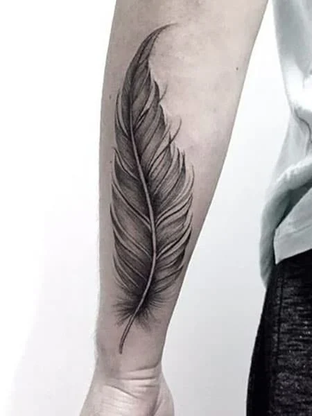 Tatuaje de plumas para hombres