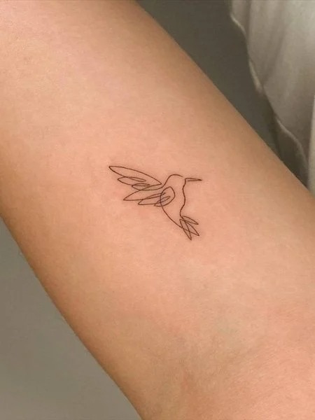 tatuaje colibro en el brazo