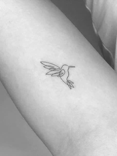 tatuaje de colibri en el tantebrazo