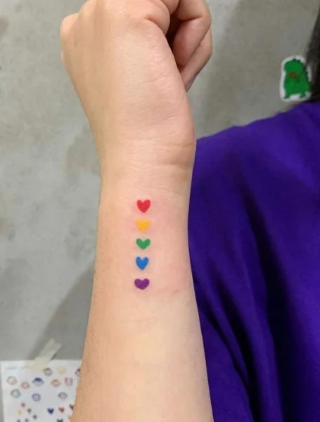 tatuaje de corazoncitos