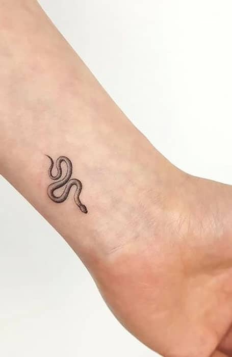 tatuaje de culebra en la muneca