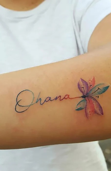 tatuaje de flor con nombre en el brazo