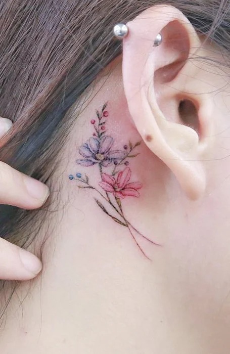 tatuaje de flor detras d ela oreja