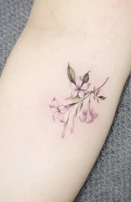 tatuaje de flor en codo