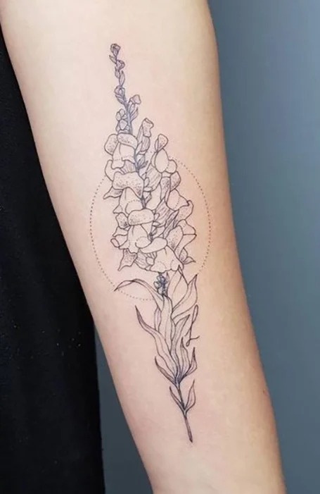 tatuaje de flor en el ante braso